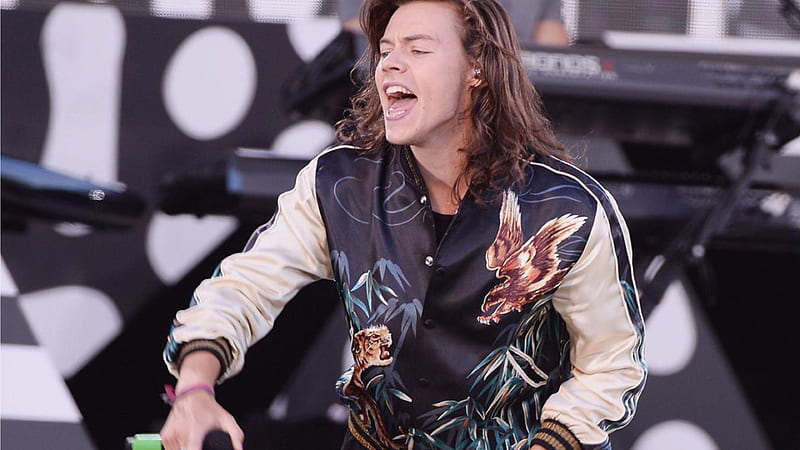 Harry Styles Is Performing On Stage Wearing Eagle Printed Blue White Silk Shirt Harry Styles, HD wallpaper
