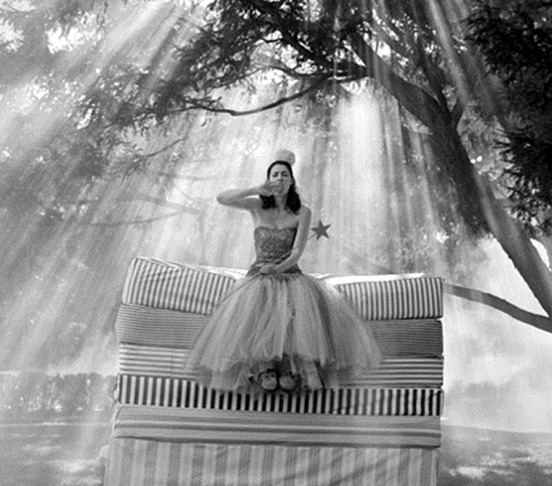 Princess and the Pea :), graphy, fairy tale, black, white, princess, mattresses, wood, HD wallpaper