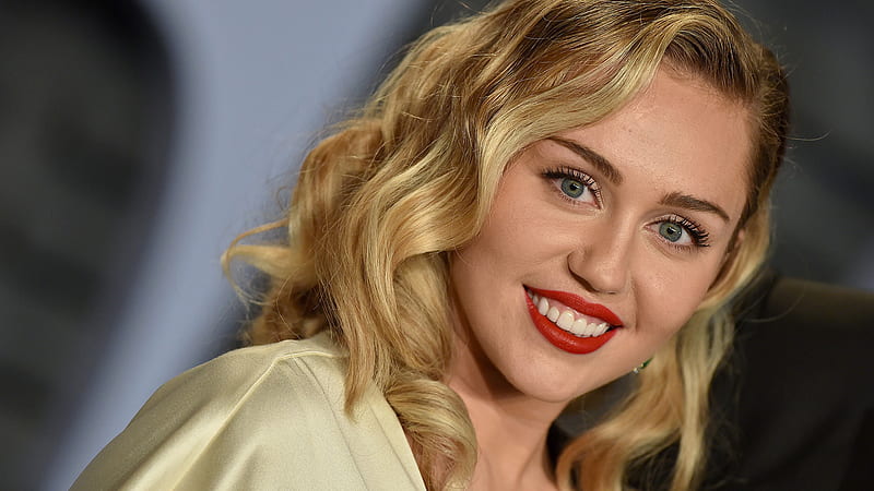 Miley Cyrus Is Smiling With Red Lips And Gray Eyes Miley Cyrus, HD wallpaper