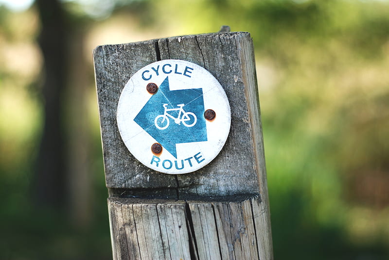 cycle route sign on a wooden post, HD wallpaper