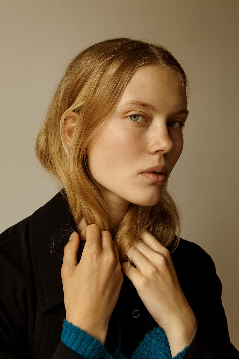 Nina Hnizdo, model, looking at viewer, simple background, blonde, blue ...