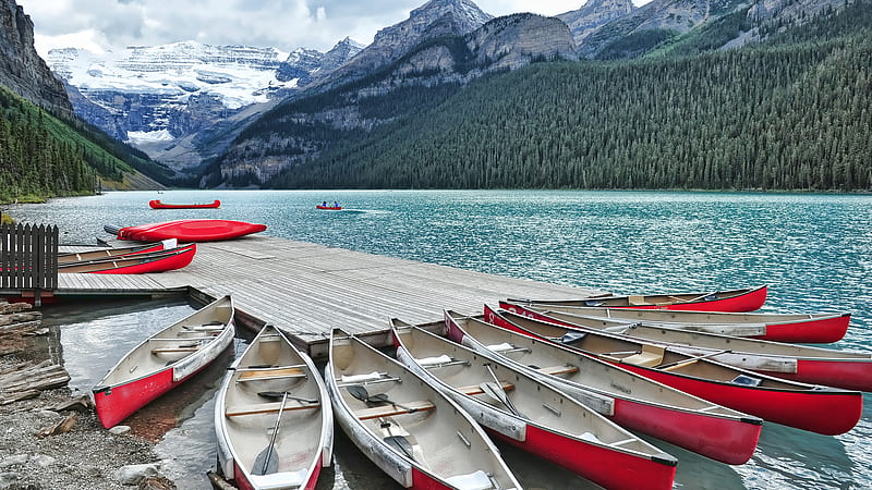 Alberta Canada Canoe Lake With Boats And Louise Marina Mountain Nature, HD wallpaper