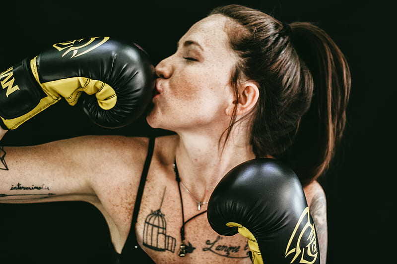 woman kissing black leather boxing gloves, HD wallpaper