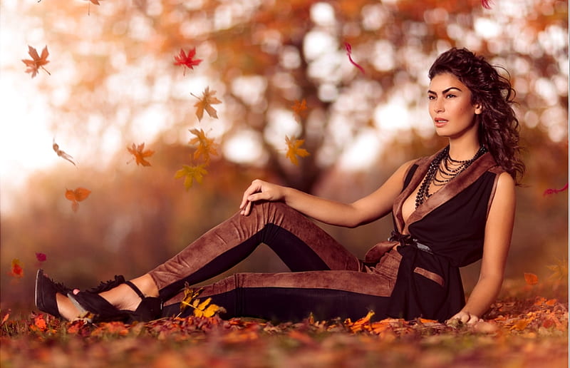 Autumn beauty, charming lady, stare, fall, autumn, necklace, colors, ground, trees, hair, leaves, body, golden colors, beauty, face, beautiful lady, HD wallpaper