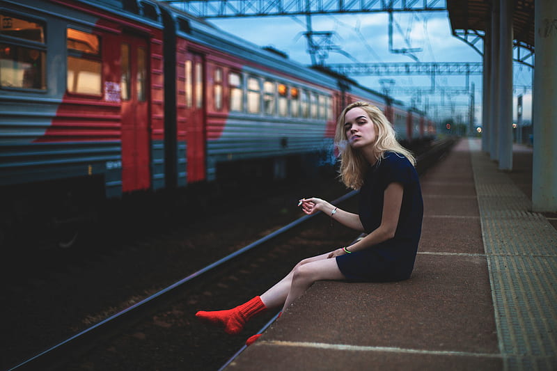 Girl Sitting On Platform Smoking , girls, smoking, model, HD wallpaper