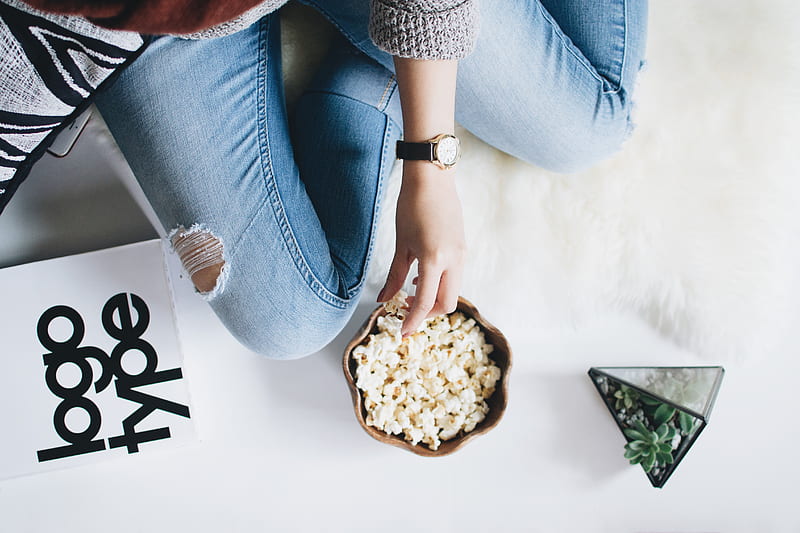 person holding popcorn on bowl, HD wallpaper