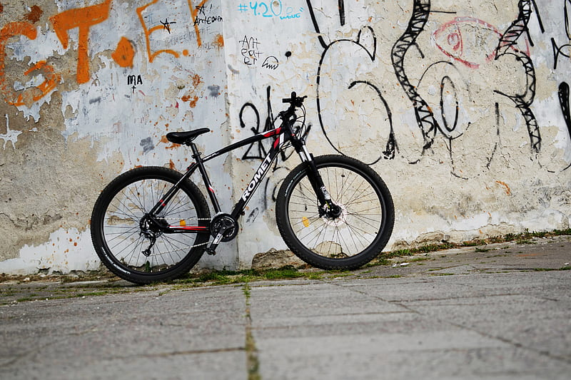 black hardtail bicycle leaning on white concrete wall, HD wallpaper