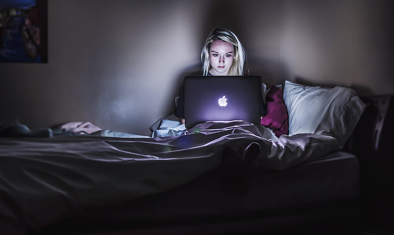 woman sitting on bed with MacBook on lap, HD wallpaper