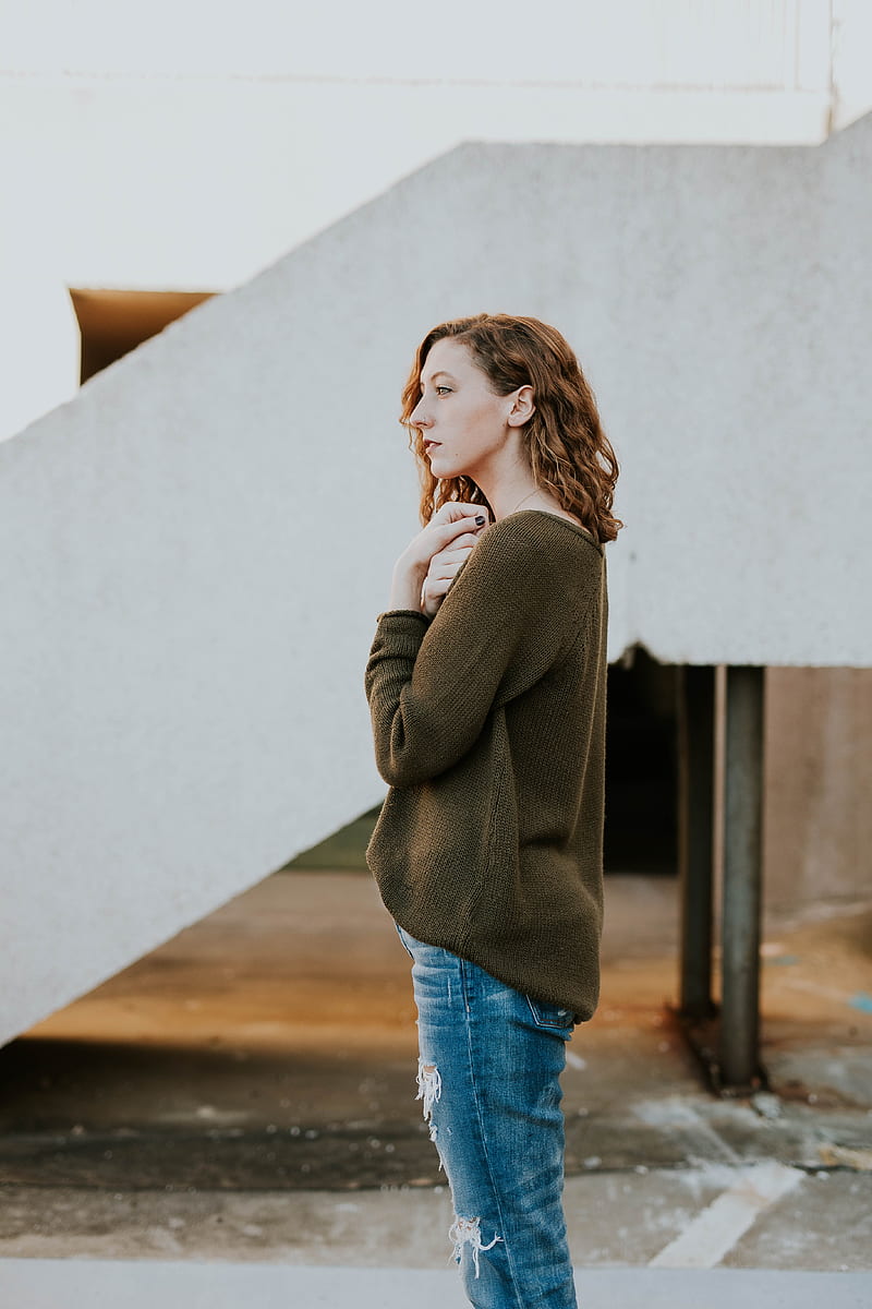 woman wearing brown sweatshirt and whiskered distressed blue jeans, HD phone wallpaper