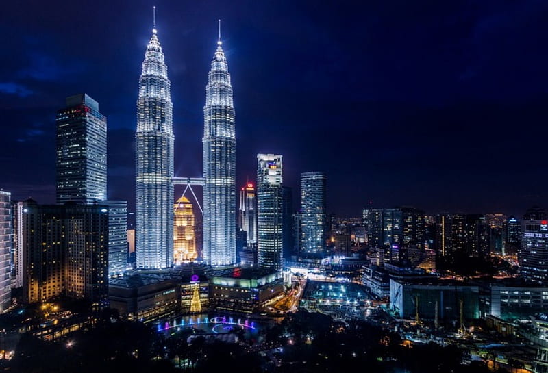 Petronas Twin Towers, Malaysia, buildings, petronas towers, sky, lights, skyscrapers, city, beauty, night, HD wallpaper