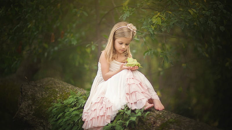 Cute Little Girl Is Sitting On Tree Trunk With Green Frog In Forest Background Wearing Light Pink Color Dress Cute, HD wallpaper