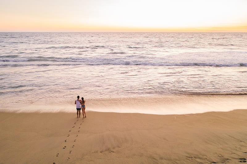 2 Person Walking on Beach, HD wallpaper