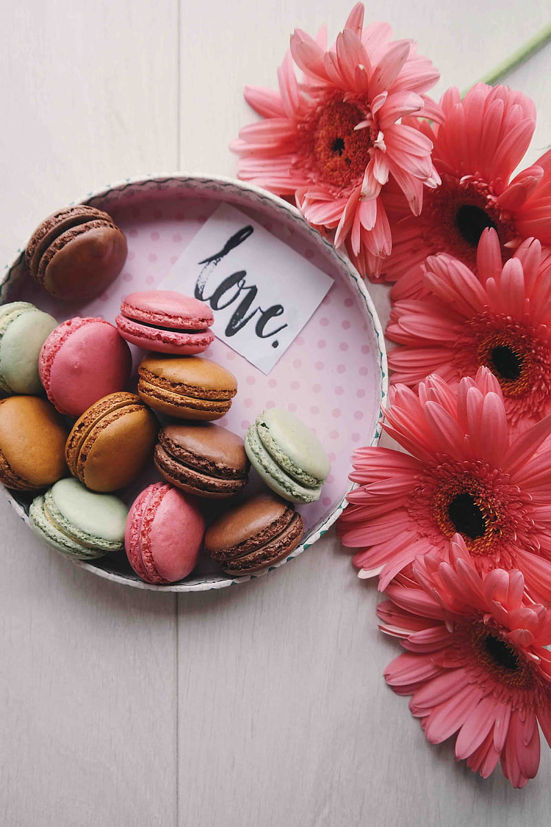 macaroons on a tray with the word 'love', HD phone wallpaper