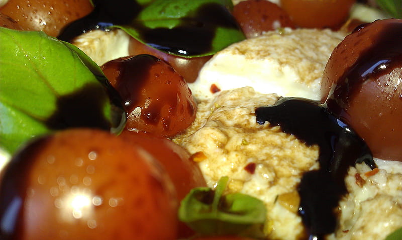 Insalata Caprese, tomatoes, tomato, food, yummy, mozzarella, salad, balsamic vinegar, HD wallpaper