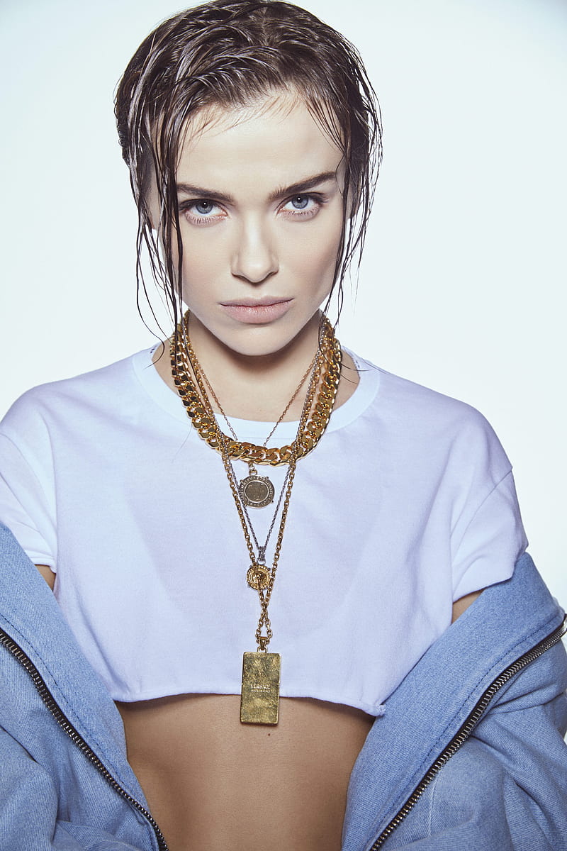 Elena Temnikova, simple background, Russian, singer, brunette, blue eyes, women, T-shirt, crop top, HD phone wallpaper