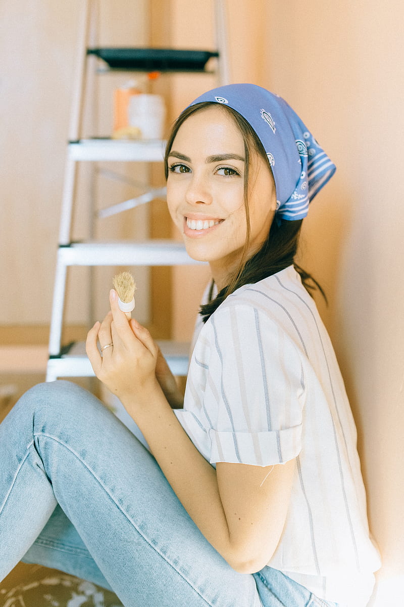 Woman in White Shirt and Blue Denim Jeans Sitting on Floor Smiling, HD phone wallpaper