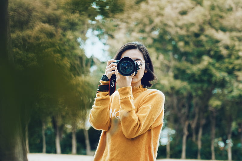 woman holding DSLR camera, HD wallpaper