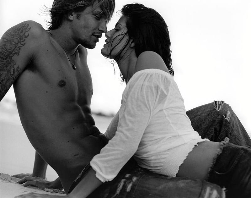 KISS ME , beach, graphy, bw, tenderness, love, man, woman, kiss, HD wallpaper