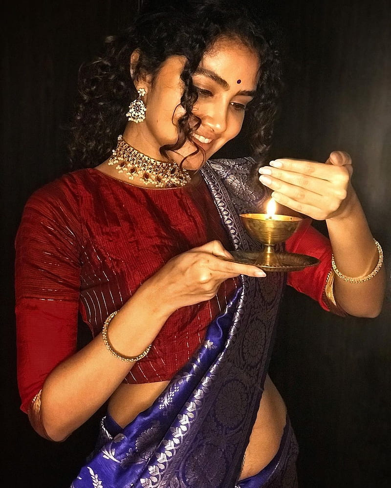 Anupama parameswaran, actress, anupama parameshwaran, anupamaparameswaran, diwali, diya, happy diwali, malayalam, telugau, HD phone wallpaper