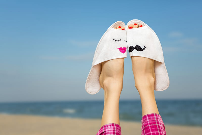 Funny slippers, slippers, sea, vara, summer, funny, white, pink, couple, blue, HD wallpaper