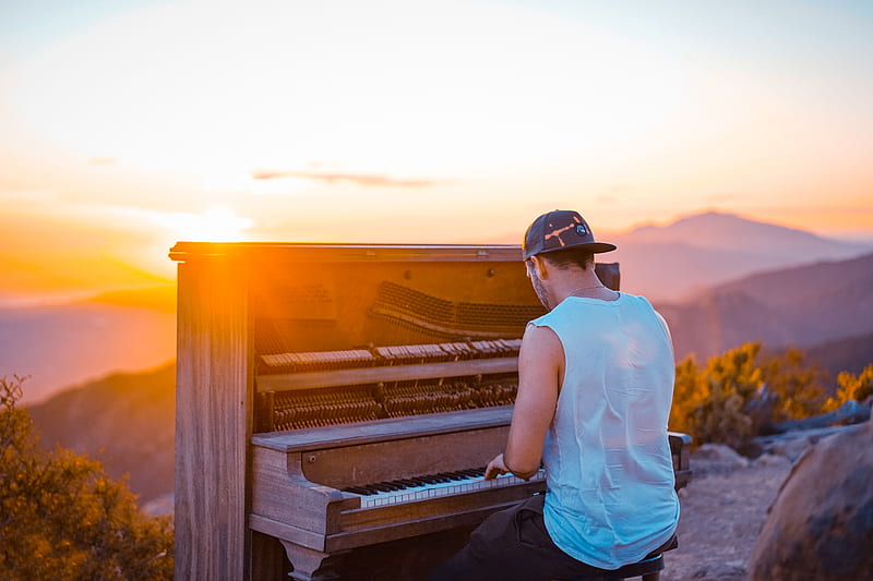 man playing piano outdoor during sunset, HD wallpaper