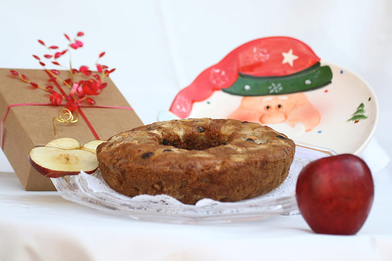•✿• Christmas apple cake •✿•, table, present, delicious, christmas, red ribbon, decoration, gift, apple cake, winter, sweet, santa, love, siempre, nature, HD wallpaper