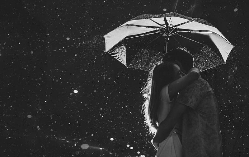 Hug in the rain, hug, people, love, black and white, umbrella, rain, couple, HD wallpaper