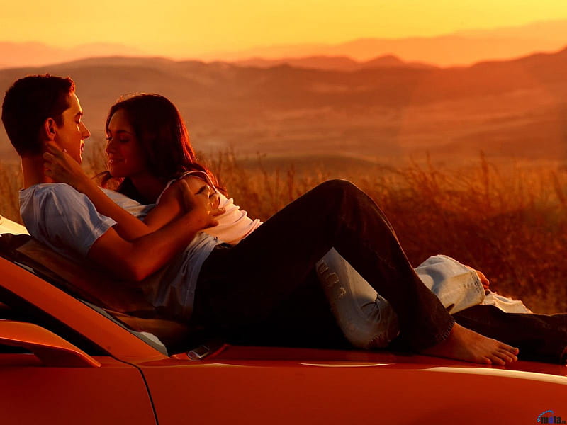 Lovers on the car hood, lovers, hood, sunsets, car, HD wallpaper