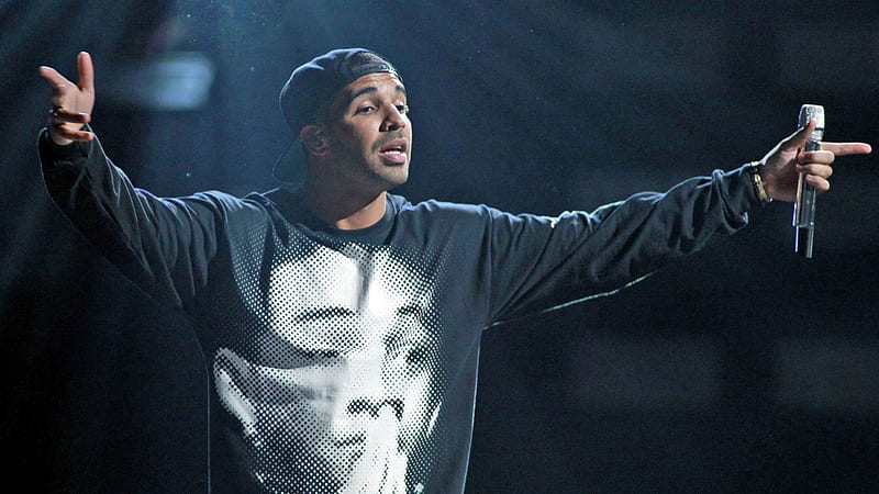Drake Is Wearing Black T-Shirt With Face Print And Cap Having Mike In Hand In Blur Black Background Drake, HD wallpaper