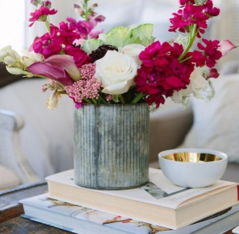 Books Vases Decoration Flower Arrangements Interior Homes Flowers Hd Wallpaper Peakpx