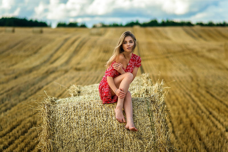 Ananda Posing on a Bale of Hay, blonde, dress, hay, model, HD wallpaper