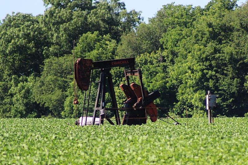 Oil Well in Field, Indiana, Oil Well, Farmland, Soybeans, HD wallpaper