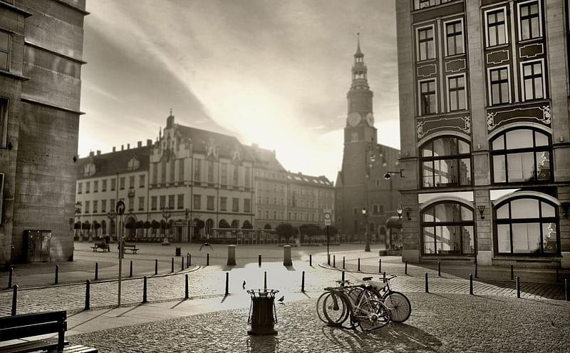 city square at sunrise in BW, city, stones, bikes, sunrise, squate, BW, HD wallpaper