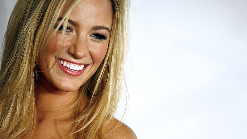 Blake Lively Cute Smile With Loose Hair Background Of White Wall Celebrities, HD wallpaper