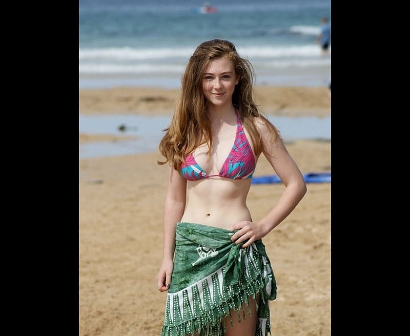 Young Girl On Beach, Beauty, Redhead, Green Wrap, Sand, Waves, beach, HD wallpaper