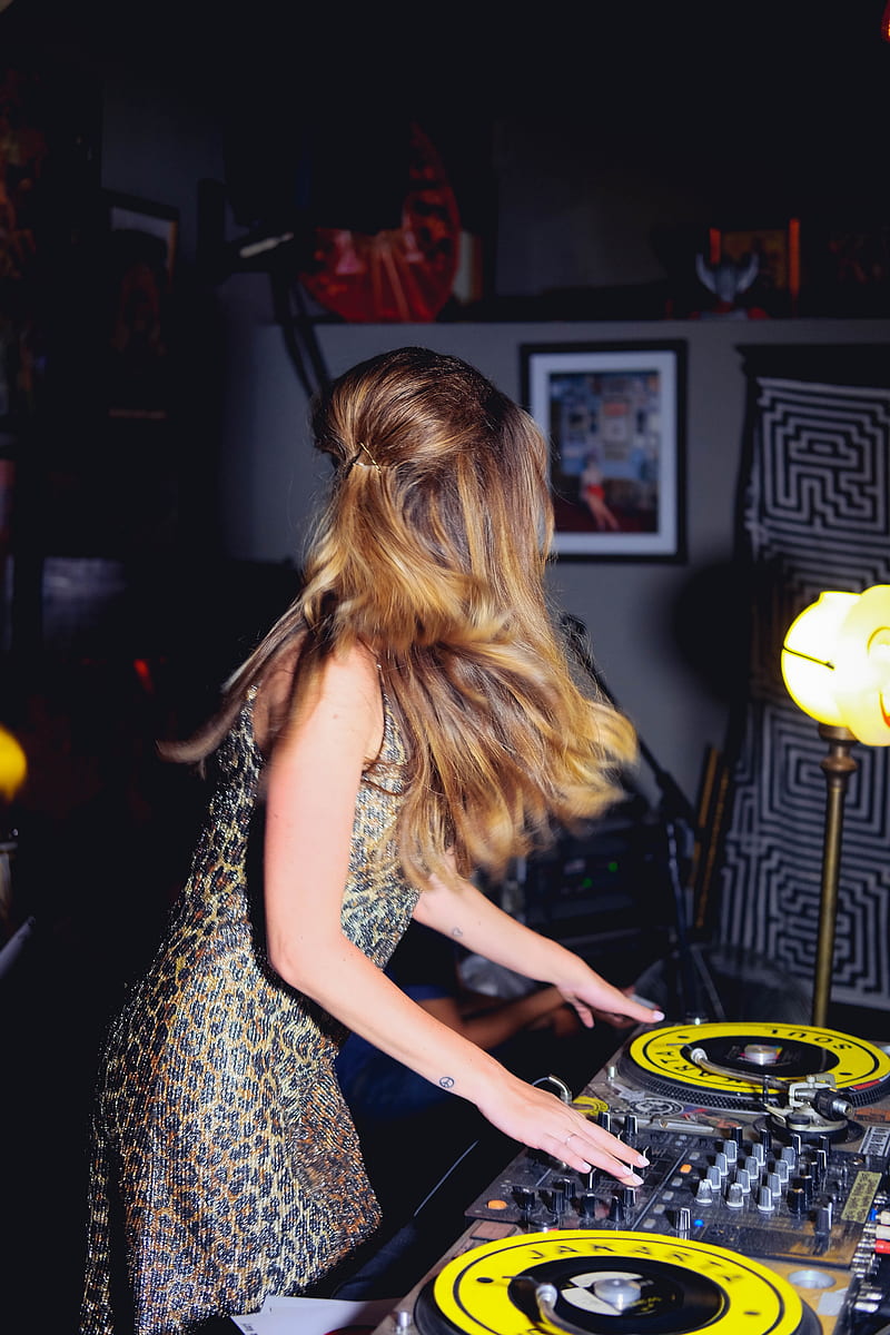 woman playing mixer at night, HD phone wallpaper