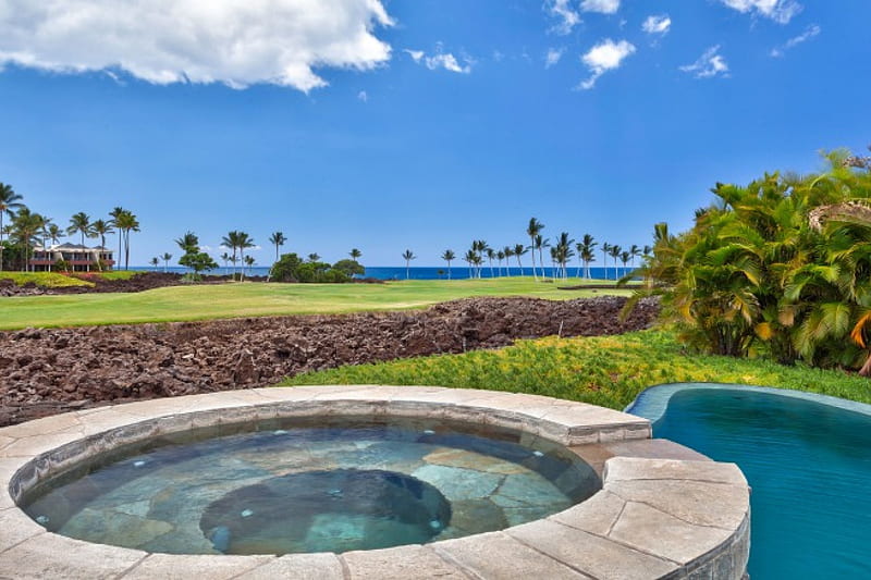 Mauna Lani Hot Tub overlooking golf course Hawaii, palm, sea, mauna, hot, luxury, lani, exotic, islands, view, ocean, hawaii, course, trees, vista, tub, water, paradise, golf, spa, jacuzzi, island, HD wallpaper
