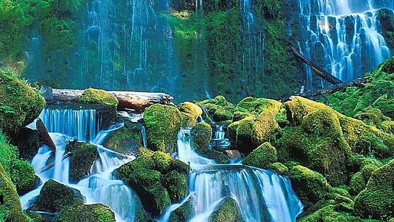 Waterfall Stream Between Algae Covered Rock In Waterfalls Background, HD wallpaper