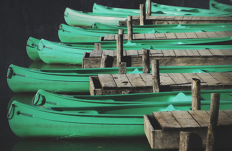 green wooden canoes docks near gray wooden sea docks, HD wallpaper