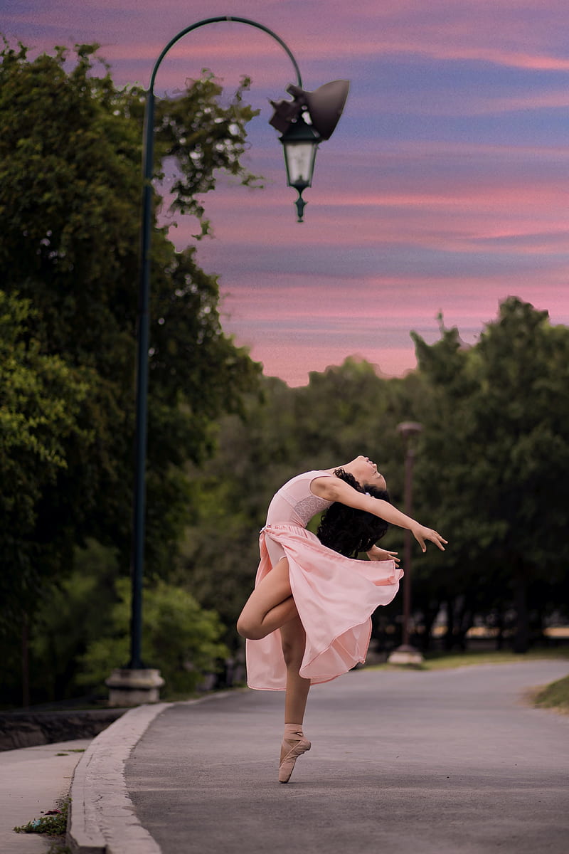 Bailarina de ballet clásico, en, camino, al lado de, farola, Fondo de  pantalla de teléfono HD | Peakpx