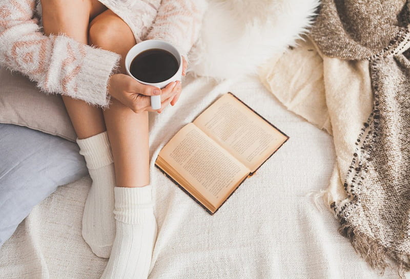 Cozy Winter , cozy, legs, relax, book, bonito, weekend, woman, winter, graphy, coffee, cup, relaxing, HD wallpaper