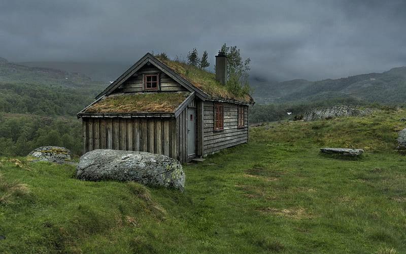 wooden house in misty highlands, house, grassmrocks, highlands, mist, HD wallpaper