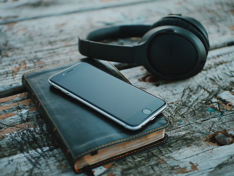 space gray iPhone 6 on book near black wireless headphones, HD wallpaper