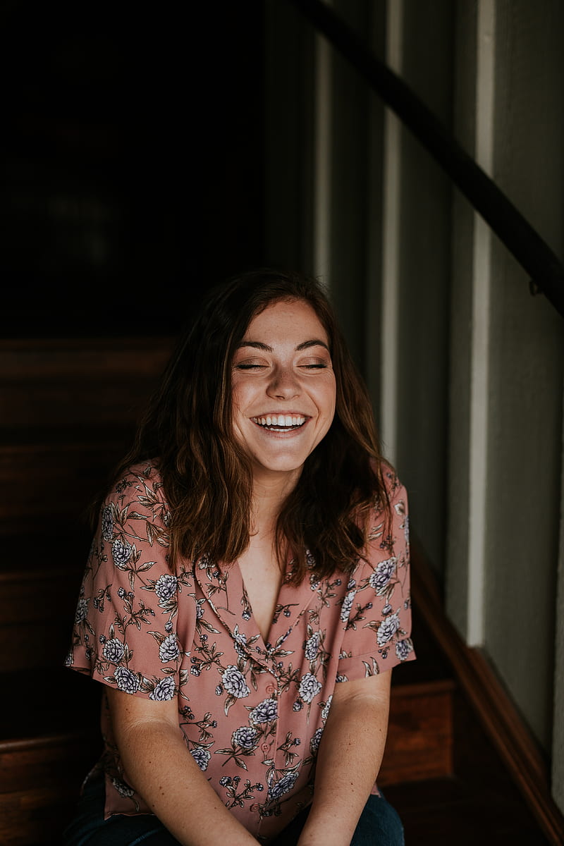 woman sitting on wooden stair smiling, HD phone wallpaper