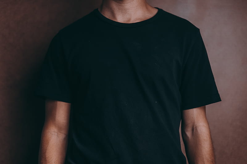 man wearing black crew-neck t-shirt, HD wallpaper