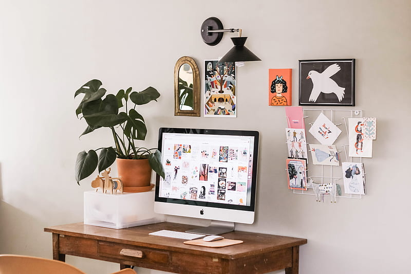 silver iMac on wooden desk, HD wallpaper