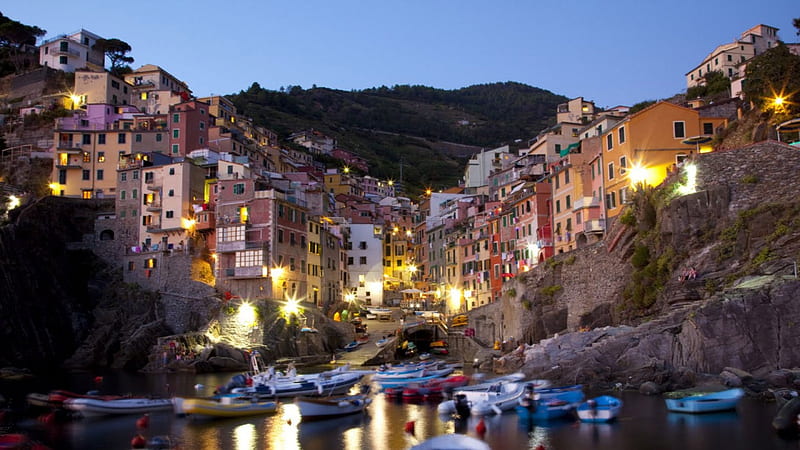 gorgeous italian fishing village at dusk, boats, dusk, village, hill, lights, harbor, HD wallpaper