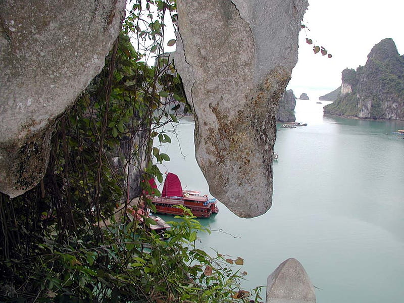 Halong bay Viet Nam, water, boat, river, hanging rock, bay, HD wallpaper