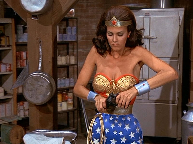 Wonder Woman Bending A Gun, Wonder Woman, Lynda Carter, gun, WW, bending a gun, HD wallpaper
