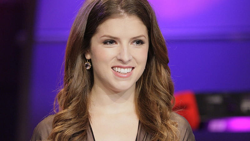 Anna Kendrick Is Wearing Brown Dress With Background Of Pink And Violet Anna Kendrick, HD wallpaper